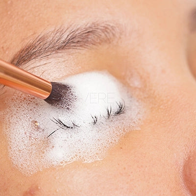 Pembersih bulu mata menggunakan lash & brow mousse shampoo dari lavere lash