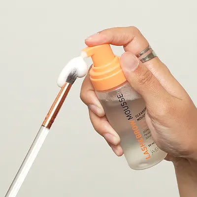 Foto Lash mousse sedang digunakan Lavere Lash