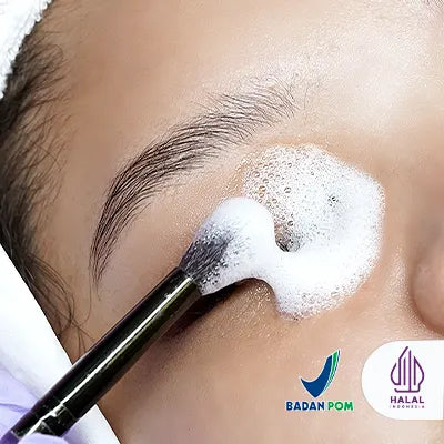 Proses pembersih bulu mata lavere Lash