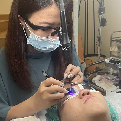 Proses pengerjaan eyelash extension dari academy