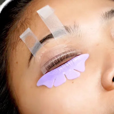 Model menggunakan produk butterfly bottom patch shields Lavere Lash